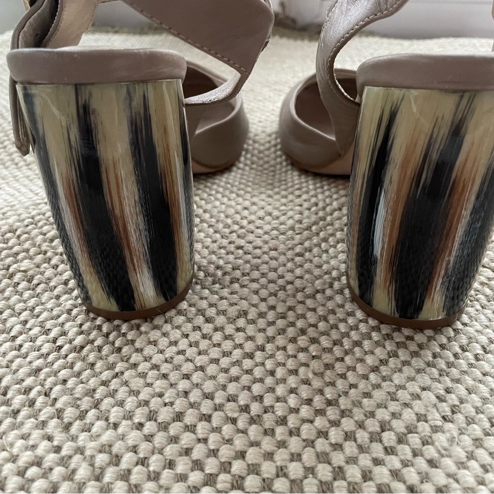 Neutral leather heels with stacked heel - Picture 5 of 6